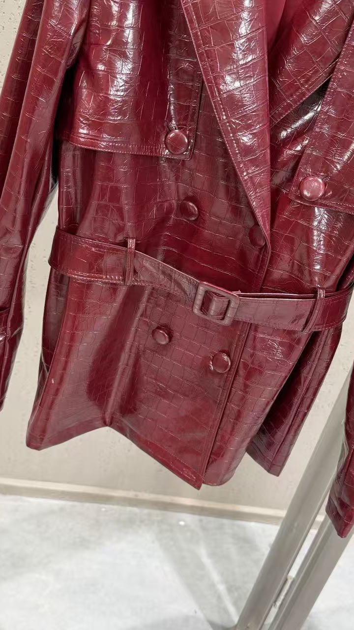 2026 fall/winter cross-border retro "queen bee" style crocodile-embossed glossy pu leather jacket - notched lapel, double-breasted, cinched waist, mid-length coat — 4