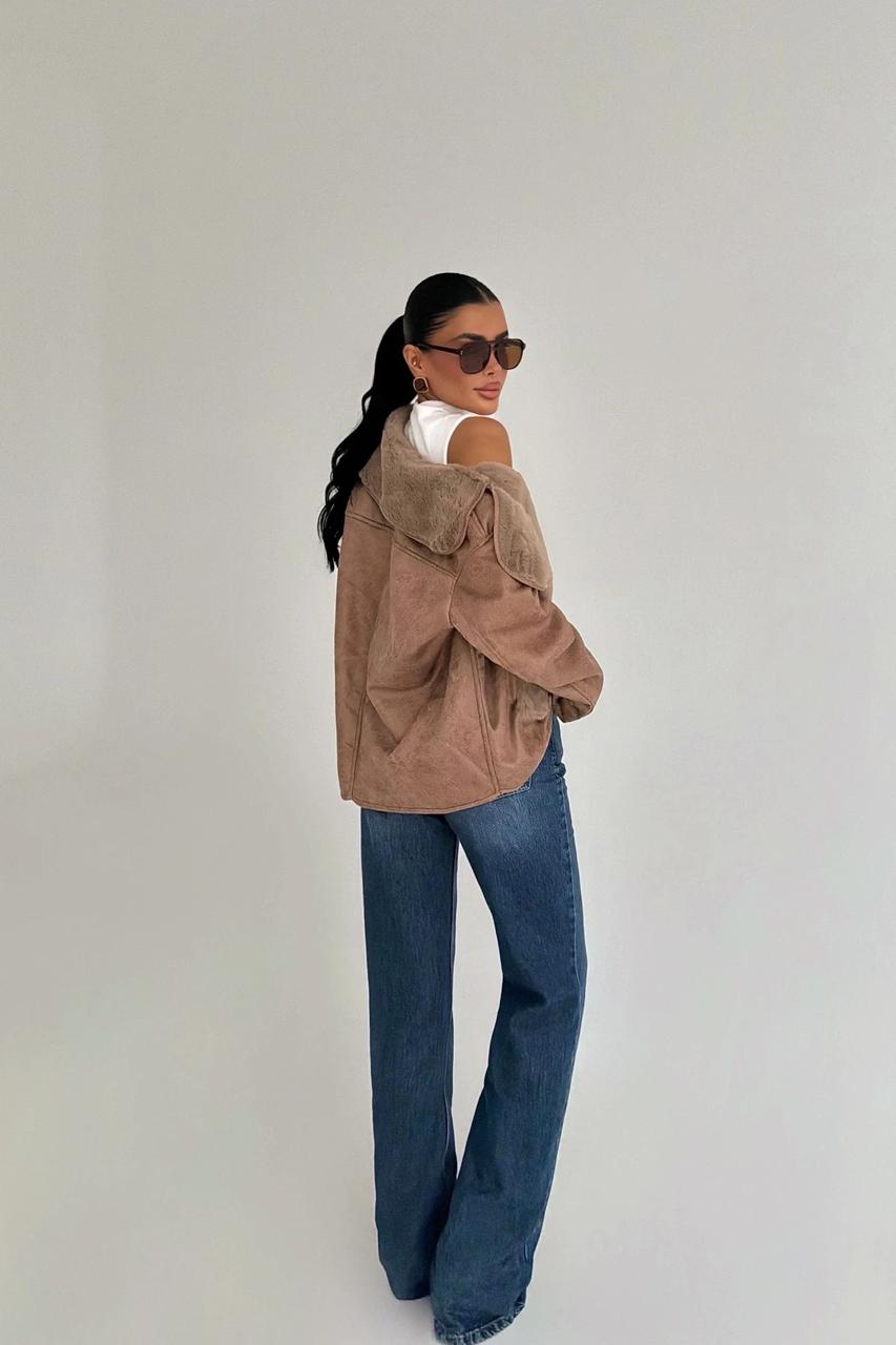 Xhaketë bezhë me kopsa