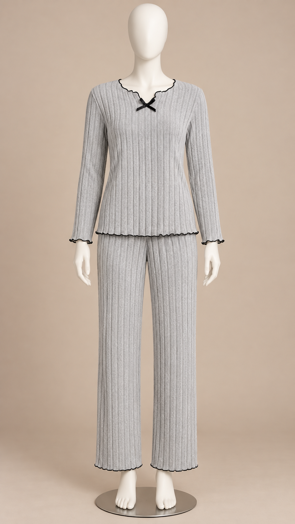 Fernanda Lettuce-Edge Lounge Set — Gray mannequin front