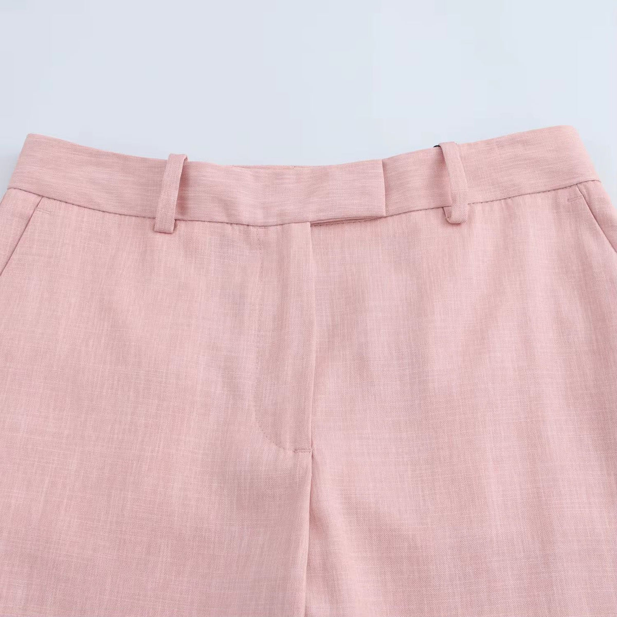 Pantallona të errëta në ngjyrë roze