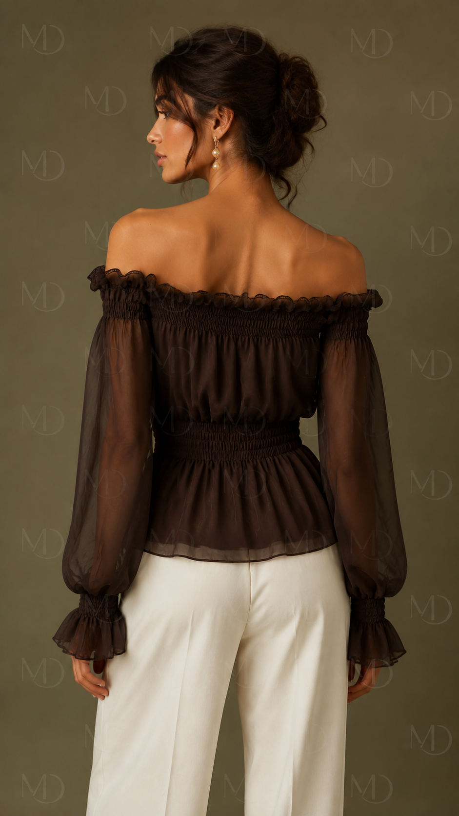 Saskia blouse back on model