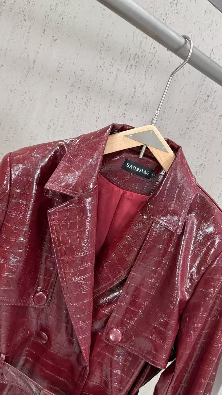 2026 fall/winter cross-border retro "queen bee" style crocodile-embossed glossy pu leather jacket - notched lapel, double-breasted, cinched waist, mid-length coat — 2