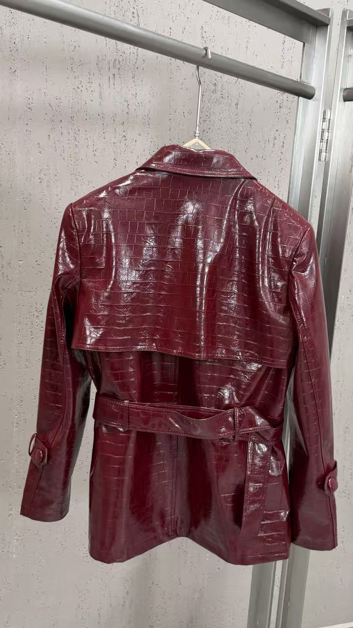 2026 fall/winter cross-border retro "queen bee" style crocodile-embossed glossy pu leather jacket - notched lapel, double-breasted, cinched waist, mid-length coat — 5